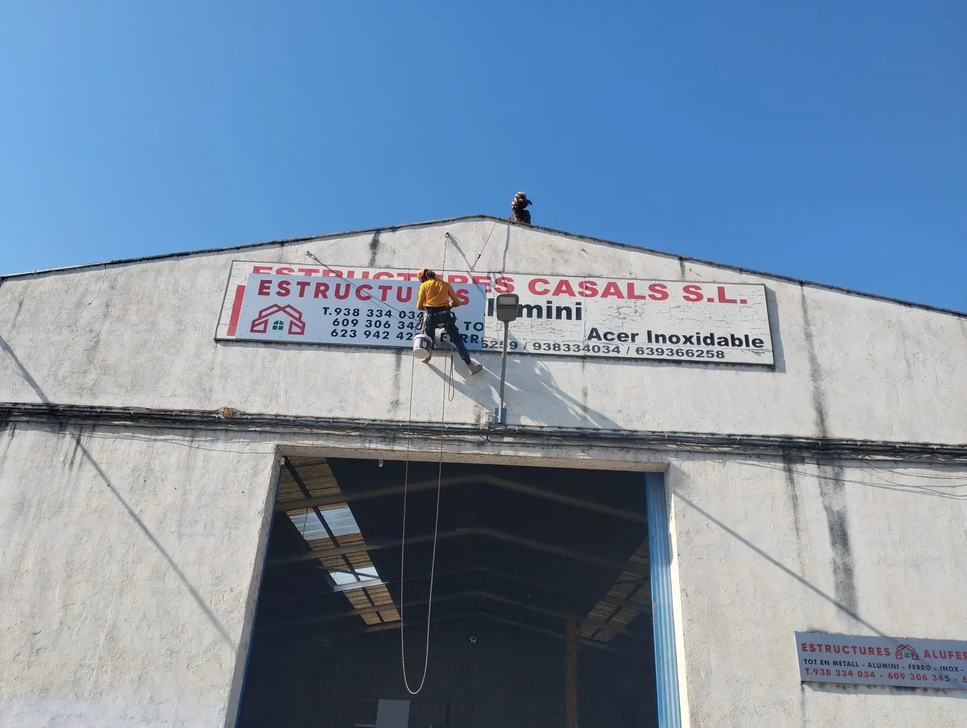Treball vertical en façana industrial de difícil accés