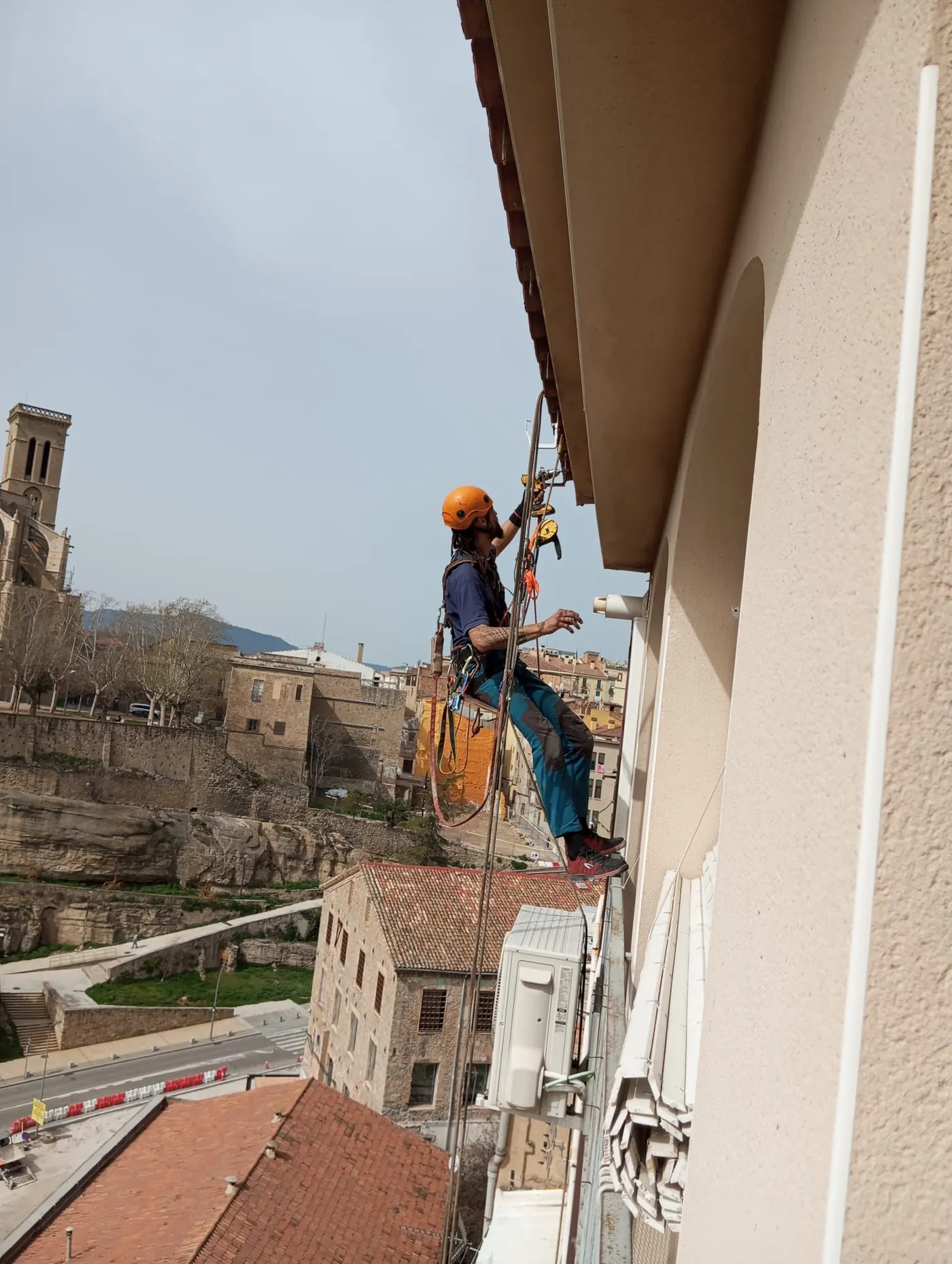 Treball en altura en façana urbana amb accés per corda