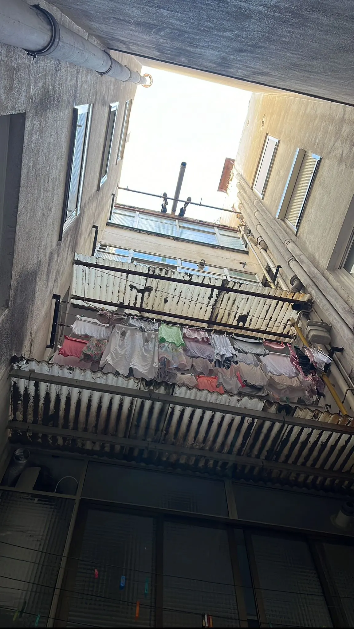 Intervenció vertical en un pati interior estret