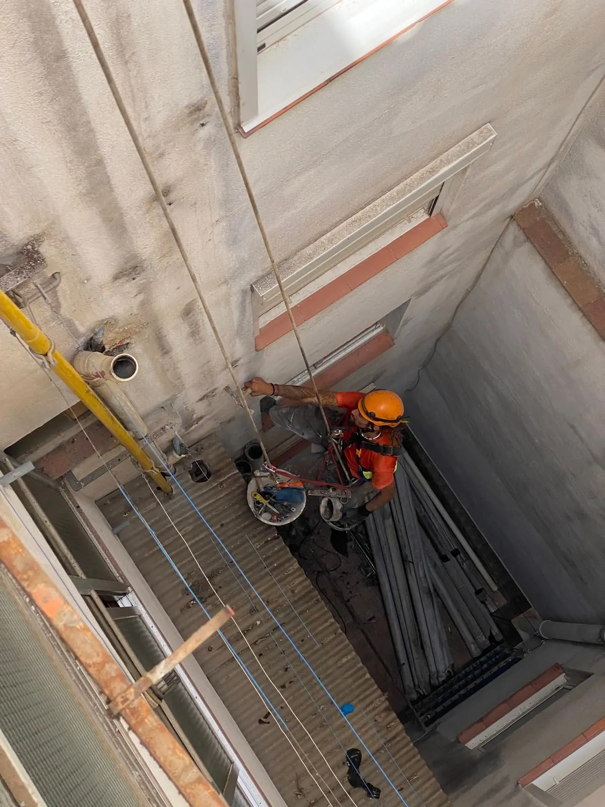Operari de Vertiagui treballant amb cordes en una façana
